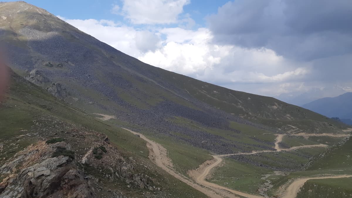 No traffic signs to tell which trek to take. This was near Badawai top.