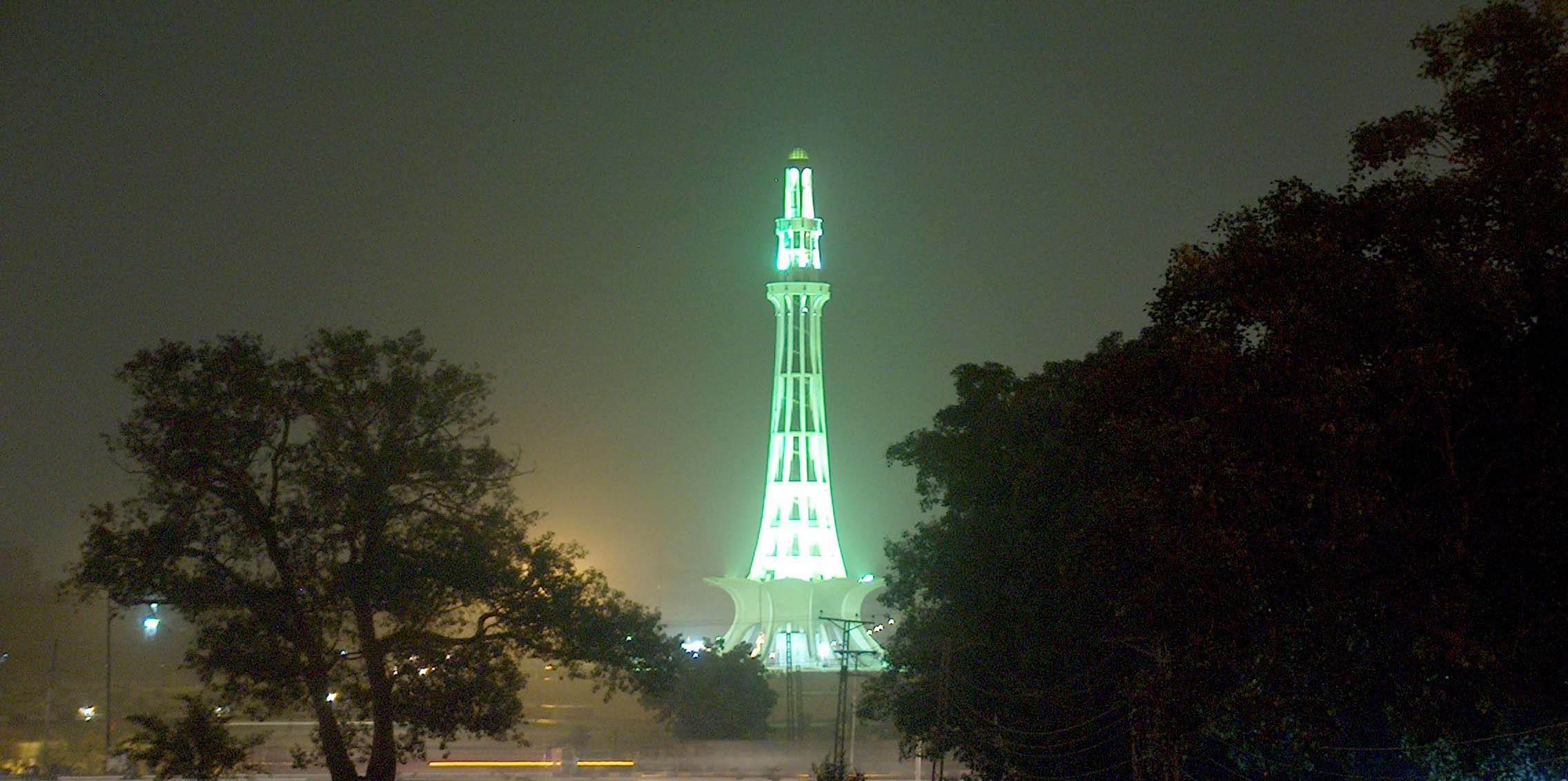 Minar-e-Pakistan_at_night_Taken_on_July_20_2005.jpg