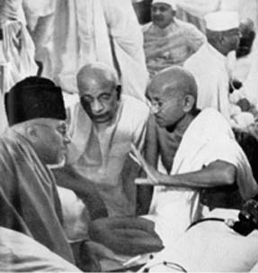 Gandhi%2C_Patel_and_Maulana_Azad_Sept_1940.jpg