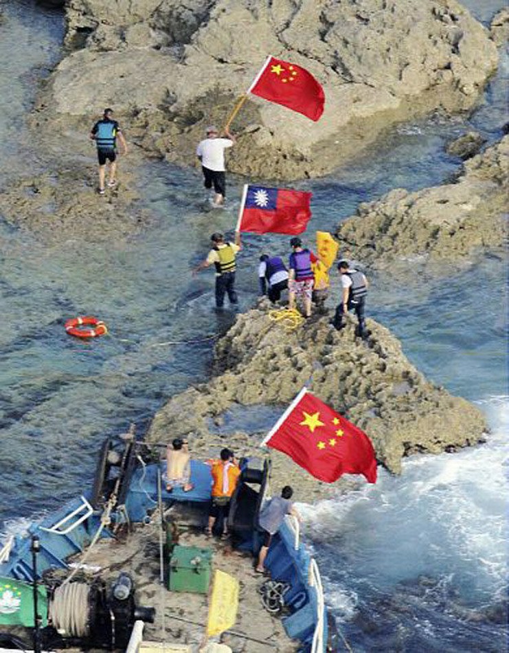 diaoyu-senkaku-island-chinese-activists-carrying-prc-roc-flags.jpg