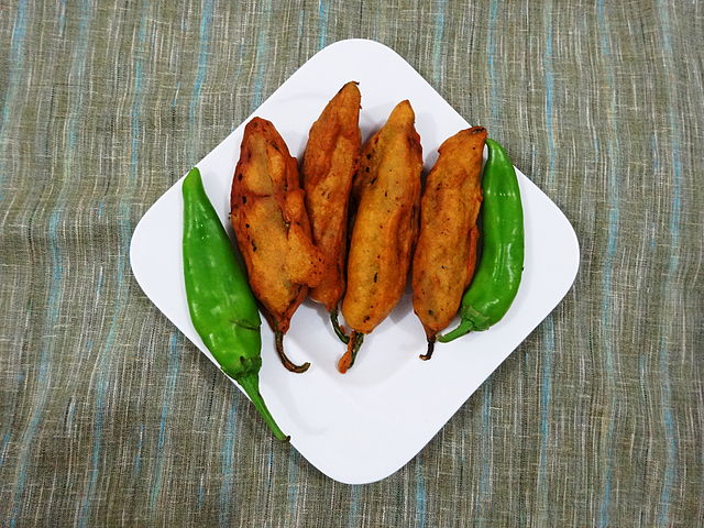 640px-Hari_Mirch_Ke_Pakoray.JPG