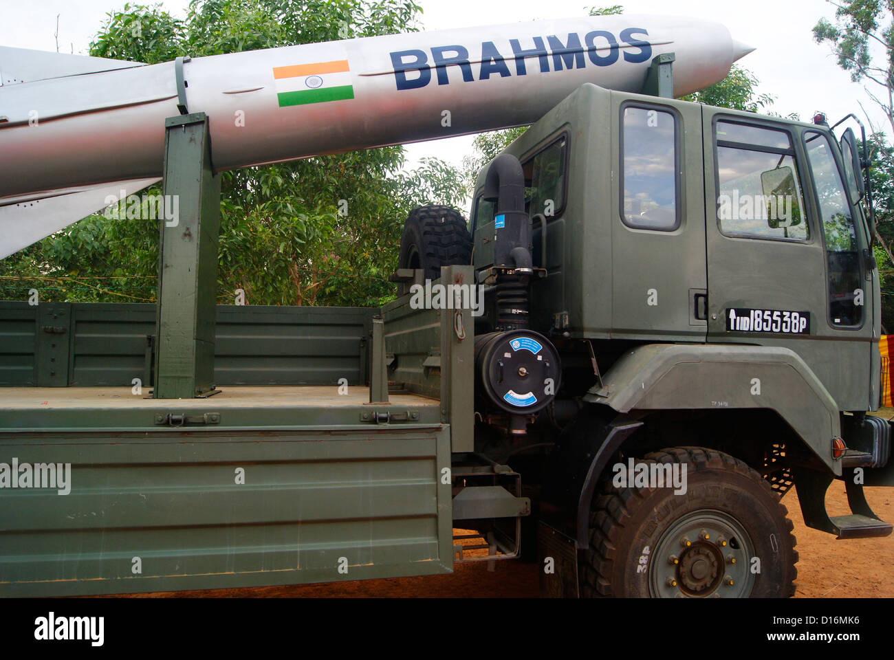 brahmos-supersonic-cruise-missile-carrying-indian-army-truck-D16MK6.jpg