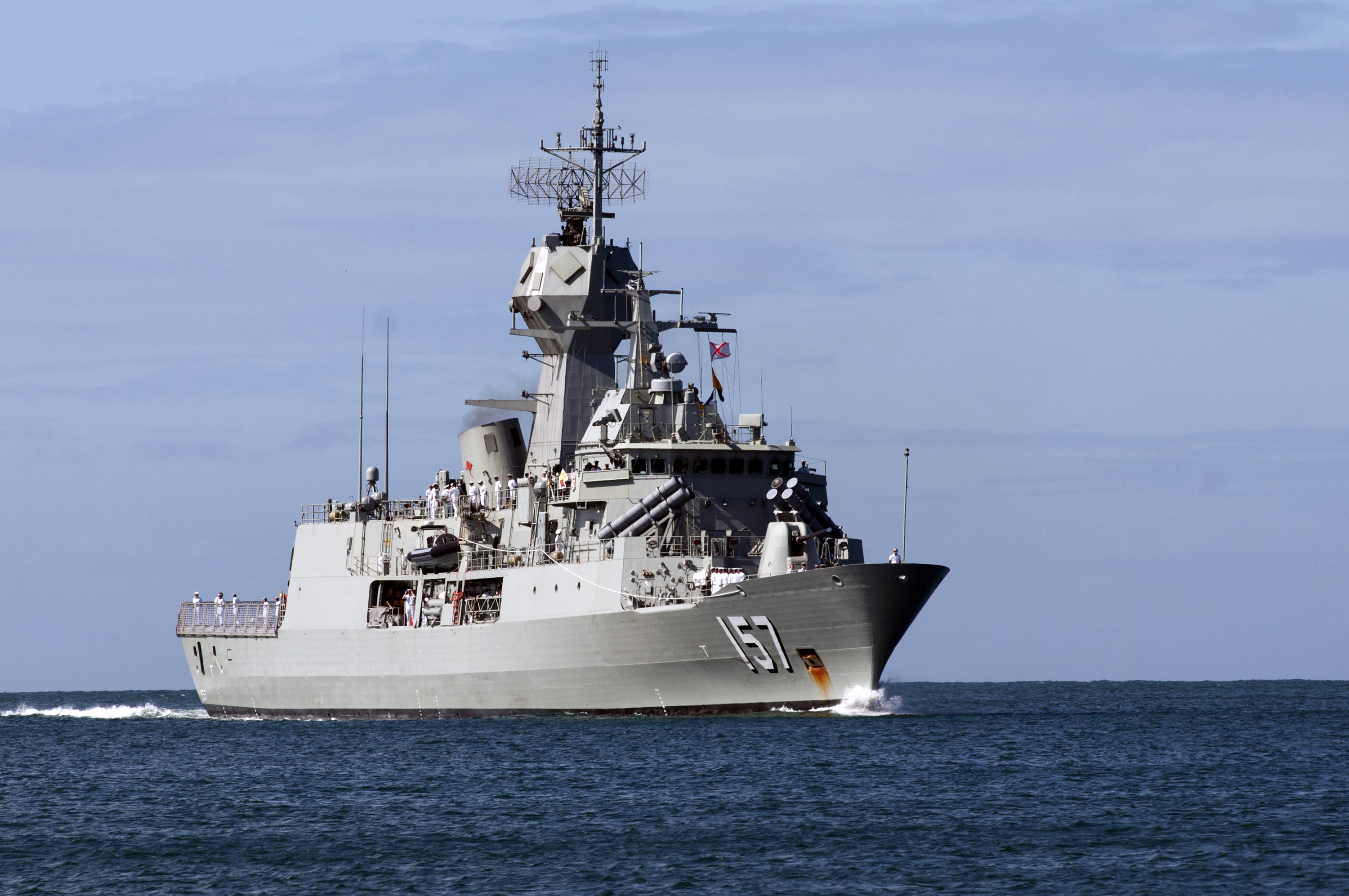 HMAS_Perth_entering_Pearl_Harbor_in_June_2012.jpg