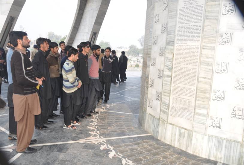 south+waziristan+students+at+Minar+e+Pakistan1.jpg