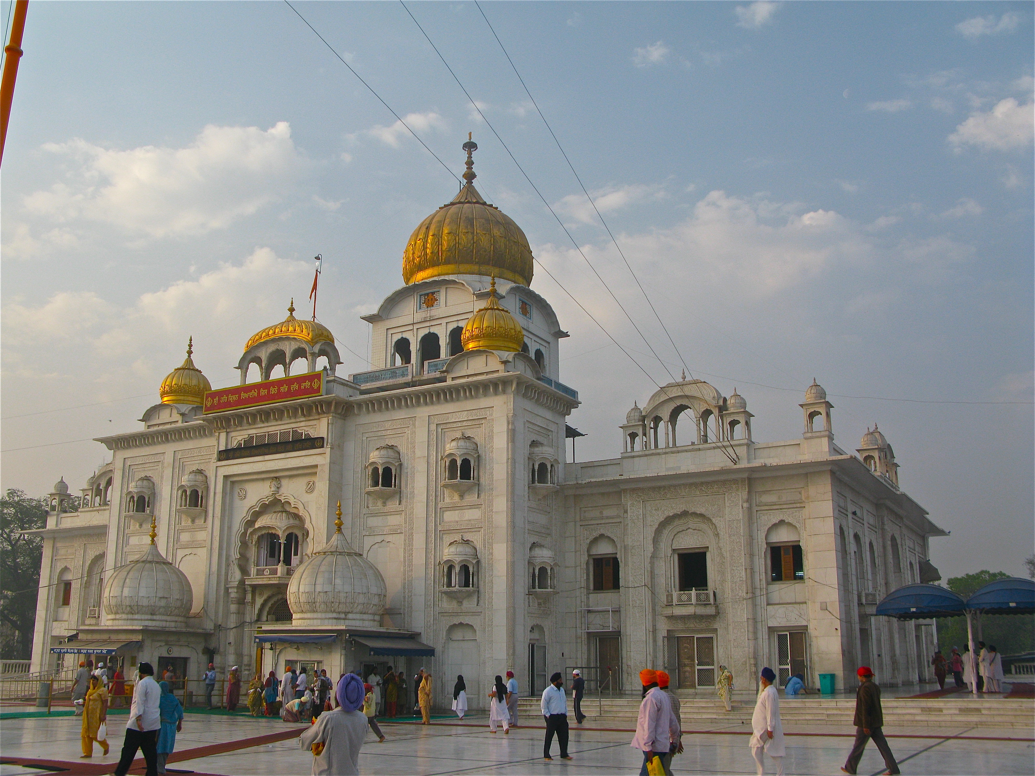 Front_view_of_Gurudwara_Bangla_Sahib%2C_Delhi.jpg