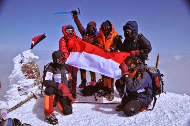 KOPASSUS-MENDAKI-PUNCAK-EVEREST.jpg