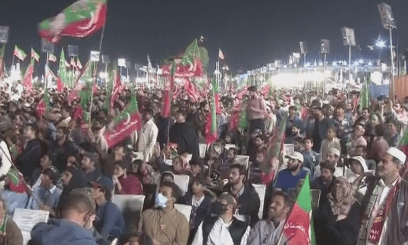 <p>PTI workers gather at Minar-e-Pakistan in anticipation of Imran Khan’s arrival. — DawnNewsTV</p>