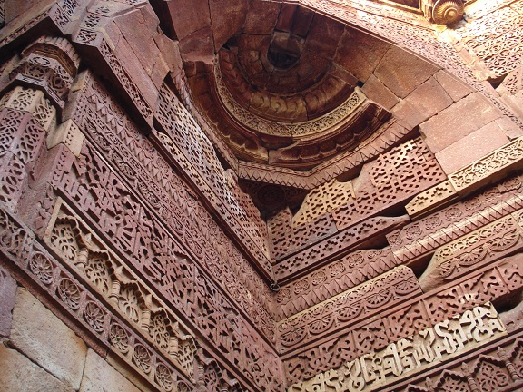 Iltutmish-grave-interior.jpg